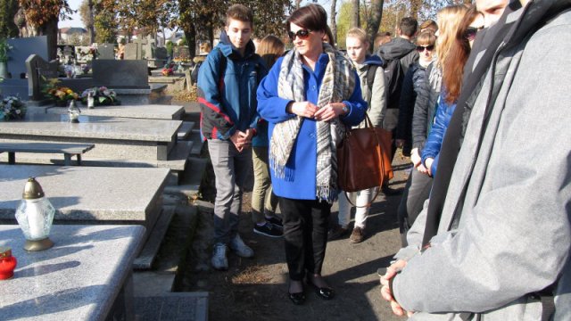 Umarłych wieczność dotąd trwa, dokąd pamięcią im się płaci…